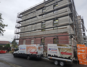 Zateplení stropu zděné budovy školy pomocí foukané izolace